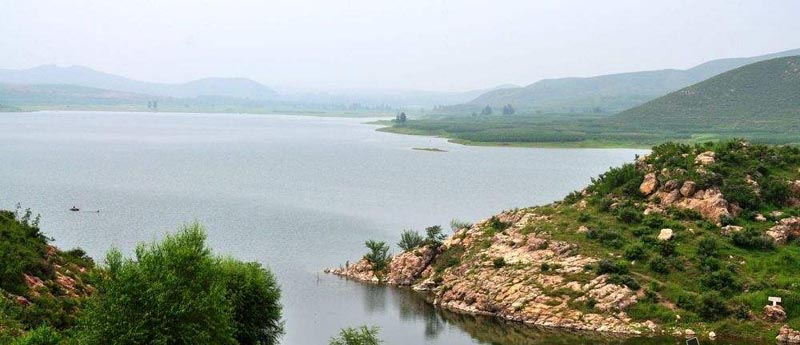 从石家庄出发前往位于行唐县口头镇北1公里处的孔雀湖,赏碧波荡漾的