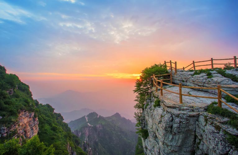 早上从石家庄出发,大约中午到达白石山景区,简单午餐后开始游览白石