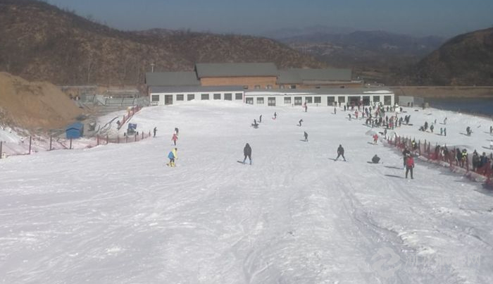 大厅===滑雪场的雪具大厅就在验票大厅内这里会为你提供各个尺码的