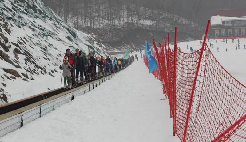 白鹿红崖谷温泉滑雪场一日游